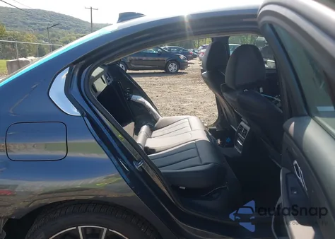 2022 BMW 330I xDrive z USA, uszkodzony, nr VIN 3MW5R7J04N8C60267